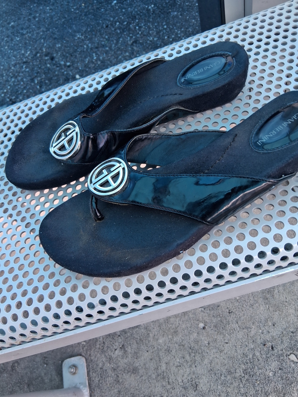 Giani Bernini Black Patent Thong Sandals with Silver Logo